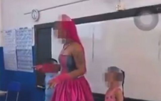 Professora trans é alvo de críticas após se fantasiar de Barbie em escola