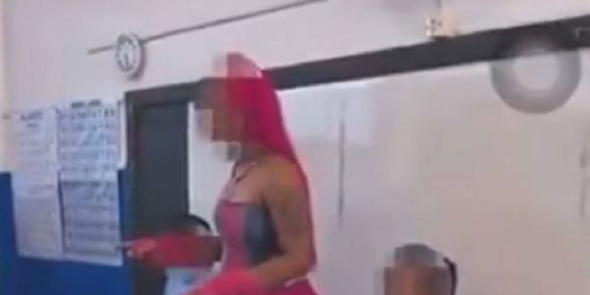 Professora trans é alvo de críticas após se fantasiar de Barbie em escola