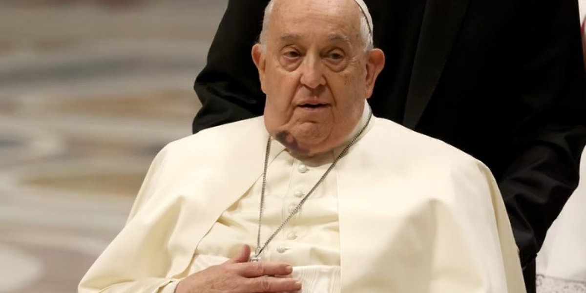Papa Francisco é internado para tratar bronquite e realizar exames