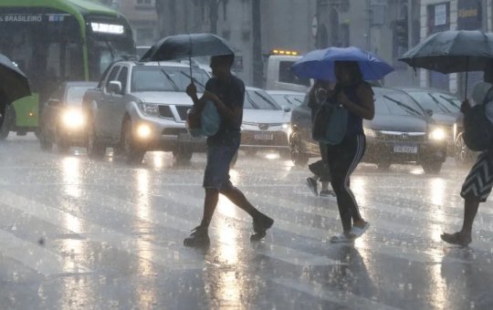 Inmet emite alerta para chuvas e ventos fortes na Bahia e mais 12 estados