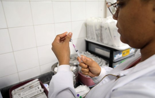 Um ano de vacinação contra a dengue em Salvador; adesão ainda é baixa