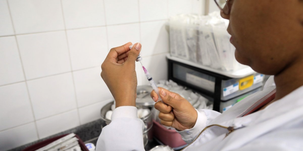 Um ano de vacinação contra a dengue em Salvador; adesão ainda é baixa