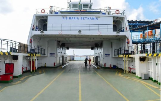 Passageiros enfrentam pouca fila no ferry-boat nesta segunda-feira (17)