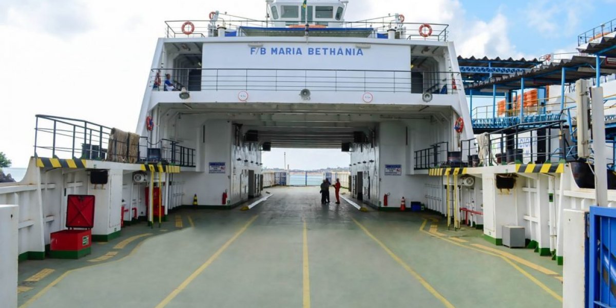 Passageiros enfrentam pouca fila no ferry-boat nesta segunda-feira (17)