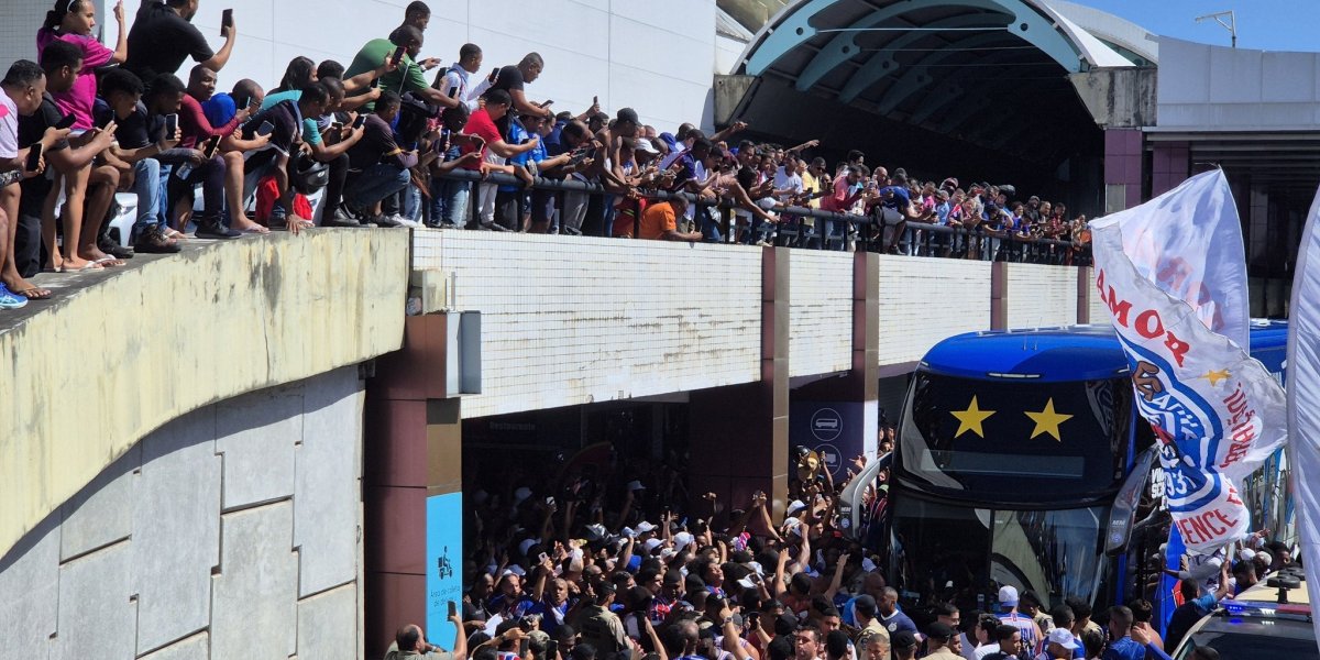 AeroTricolor: Torcida do Bahia faz festa no embarque rumo à La Paz