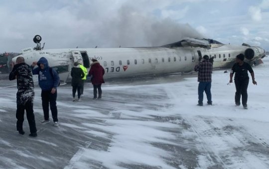 Avião capota durante pouso em Toronto