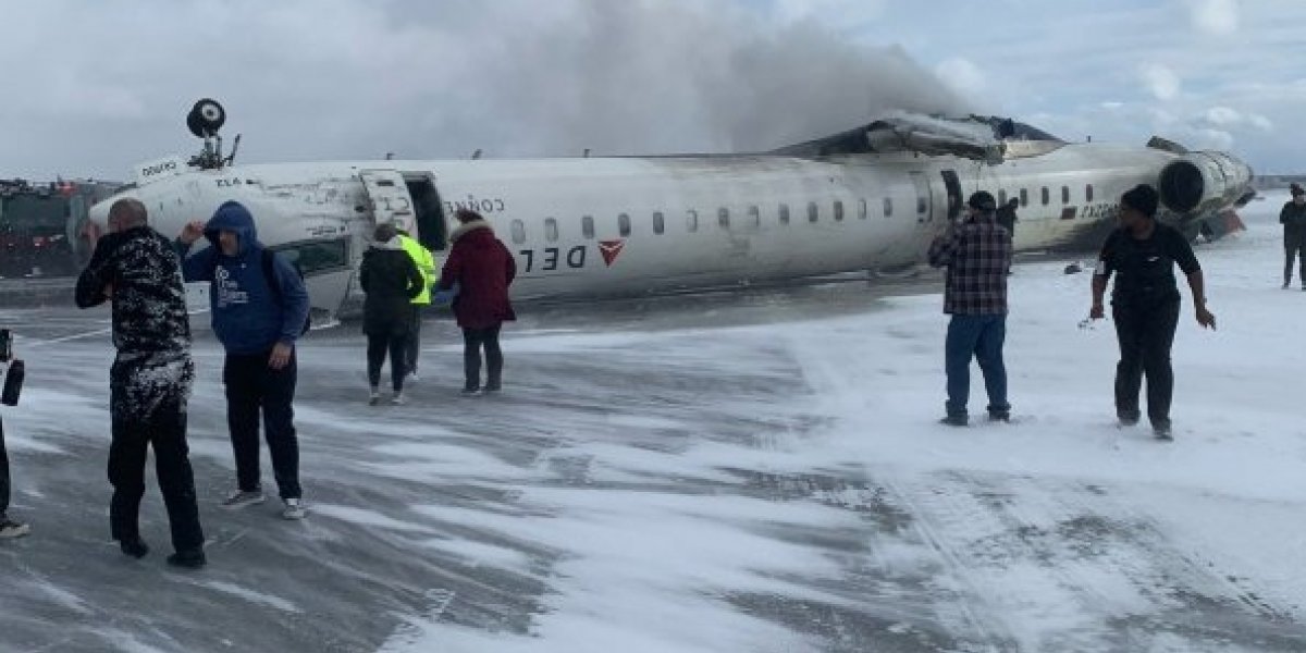 Avião capota durante pouso em Toronto