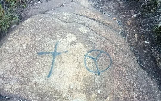 Família é multada por pichar ponto de conservação ambiental