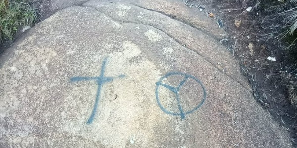 Família é multada por pichar ponto de conservação ambiental