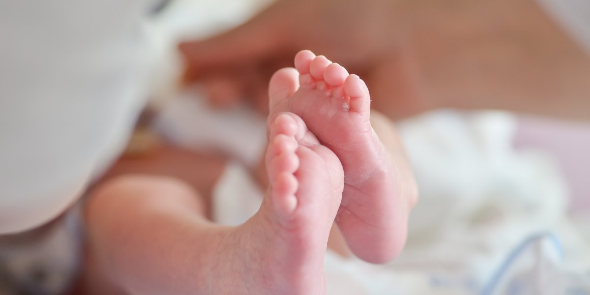 Baixa adesão ao teste do pezinho coloca saúde de bebês em risco