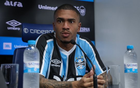 Lucas Esteves é apresentado pelo Grêmio e comenta impasse com o Vitória: 'Virar a página'