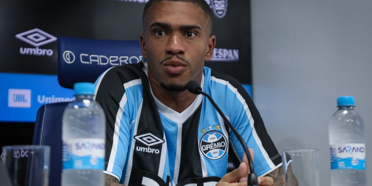 Lucas Esteves é apresentado pelo Grêmio e comenta impasse com o Vitória: 'Virar a página'