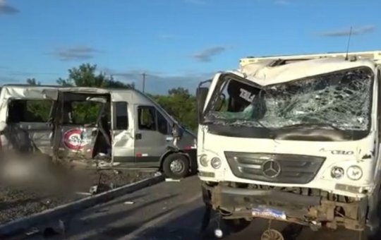 Acidente entre caminhão e van deixa seis mortos e nove feridos na BR-324