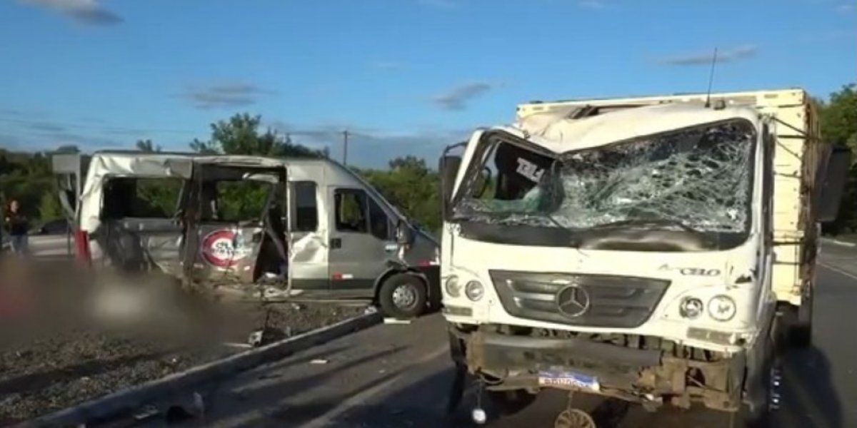 Acidente entre caminhão e van deixa seis mortos e nove feridos na BR-324