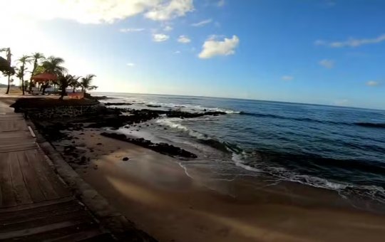 Pai morre ao tentar salvar filho de 13 anos de afogamento em praia de Salvador