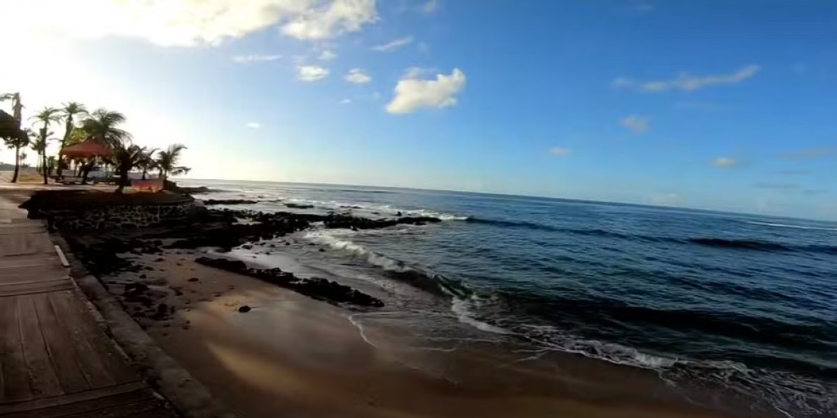 Pai morre ao tentar salvar filho de 13 anos de afogamento em praia de Salvador