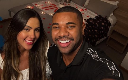 Davi Brito celebra primeiro mês de namoro com um brinde romântico