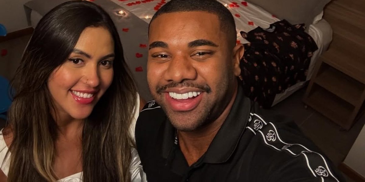 Davi Brito celebra primeiro mês de namoro com um brinde romântico