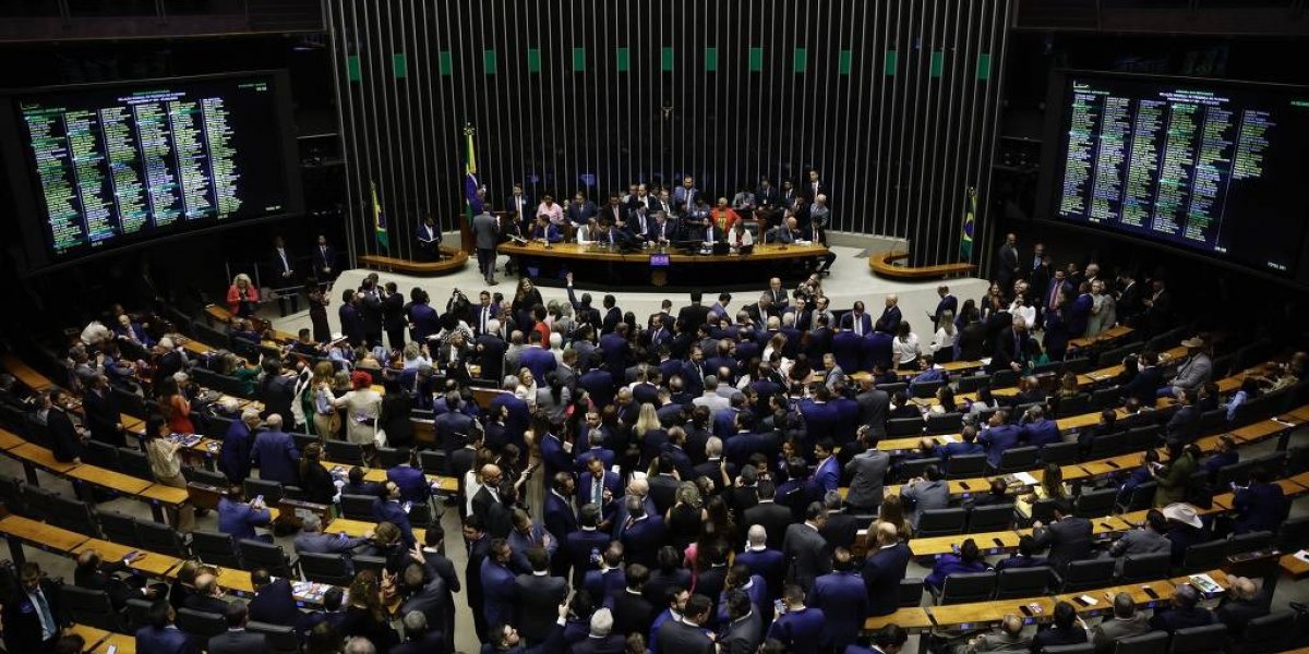 Câmara aprova criminalização de deepfake pornográfico e manipulação de imagens eleitorais