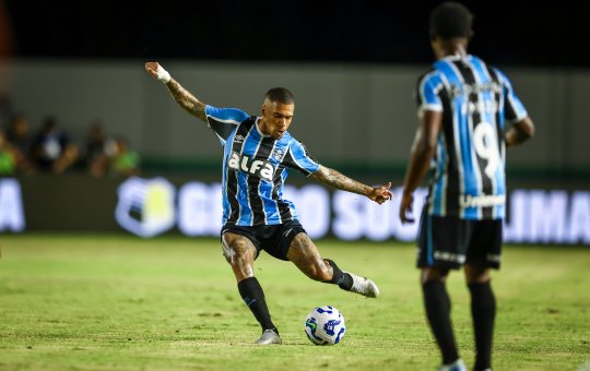 Lucas Esteves recebe chuva de críticas em sua estreia pelo Grêmio