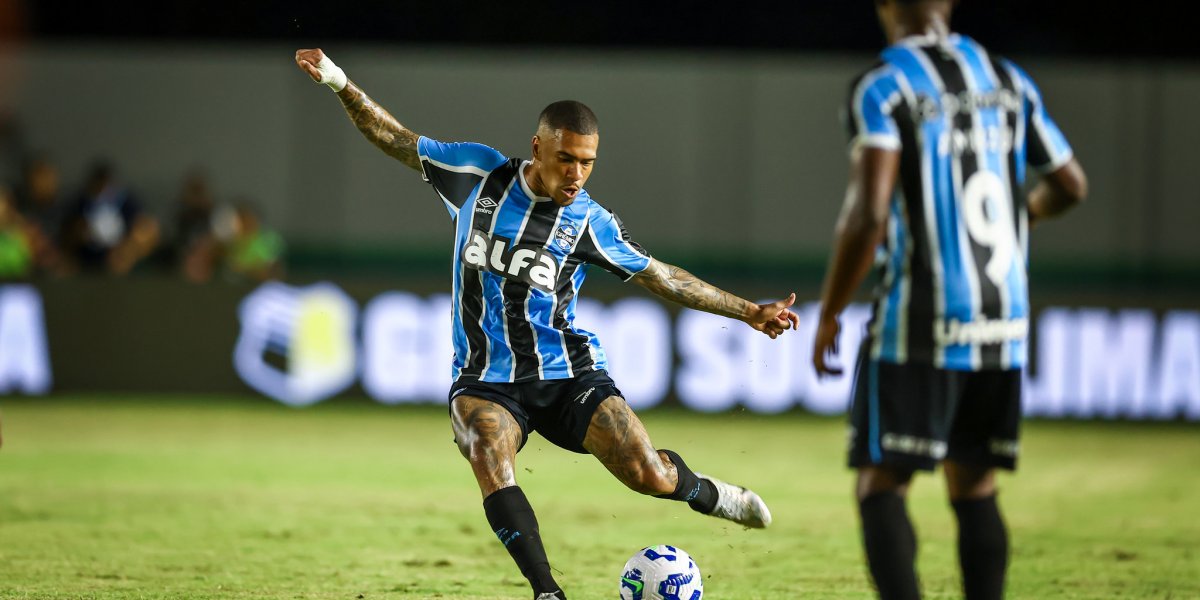 Lucas Esteves recebe chuva de críticas em sua estreia pelo Grêmio