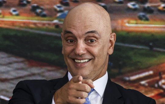 Alexandre de Moraes multa X por não compartilhar dados de 'blogueiro bolsonarista'