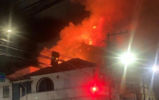 Incêndio atinge casarão no Carmo na noite desta quinta-feira (20)