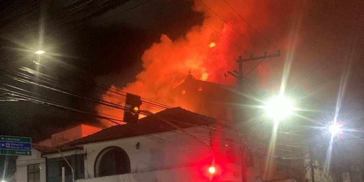 Incêndio atinge casarão no Carmo na noite desta quinta-feira (20)