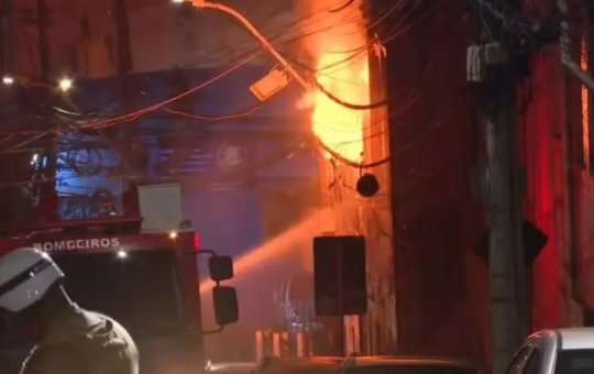 Bombeiros fazem rescaldo de incêndio em casarão no Santo Antônio Além do Carmo