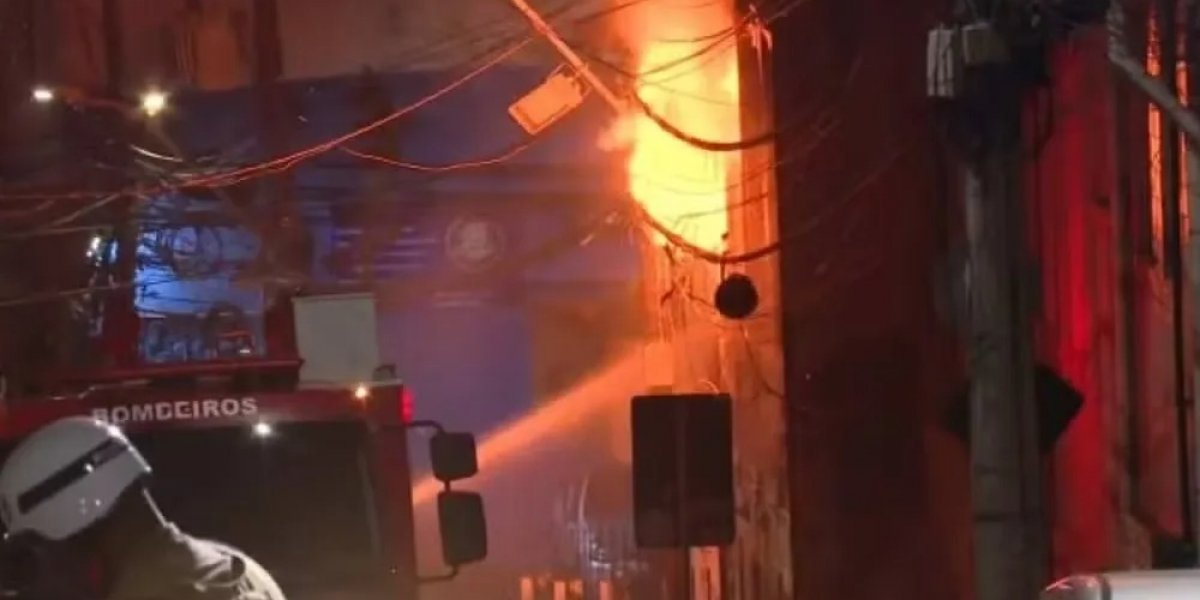 Bombeiros fazem rescaldo de incêndio em casarão no Santo Antônio Além do Carmo