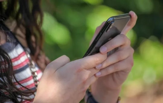 Conselho Nacional de Educação decide que celular pode ser guardado na mochila, com o professor ou em armários nas escolas