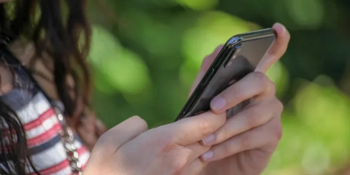 Conselho Nacional de Educação decide que celular pode ser guardado na mochila, com o professor ou em armários nas escolas