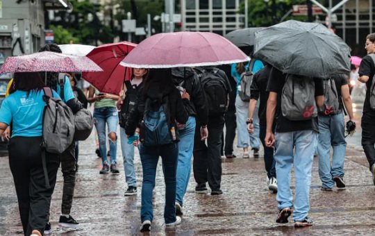 Inmet emite alerta de chuvas e ventos intensos para Bahia e mais 17 estados