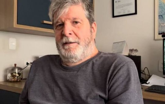 Escritor de "Ainda Estou Aqui" é agredido por lata durante homenagem no Carnaval