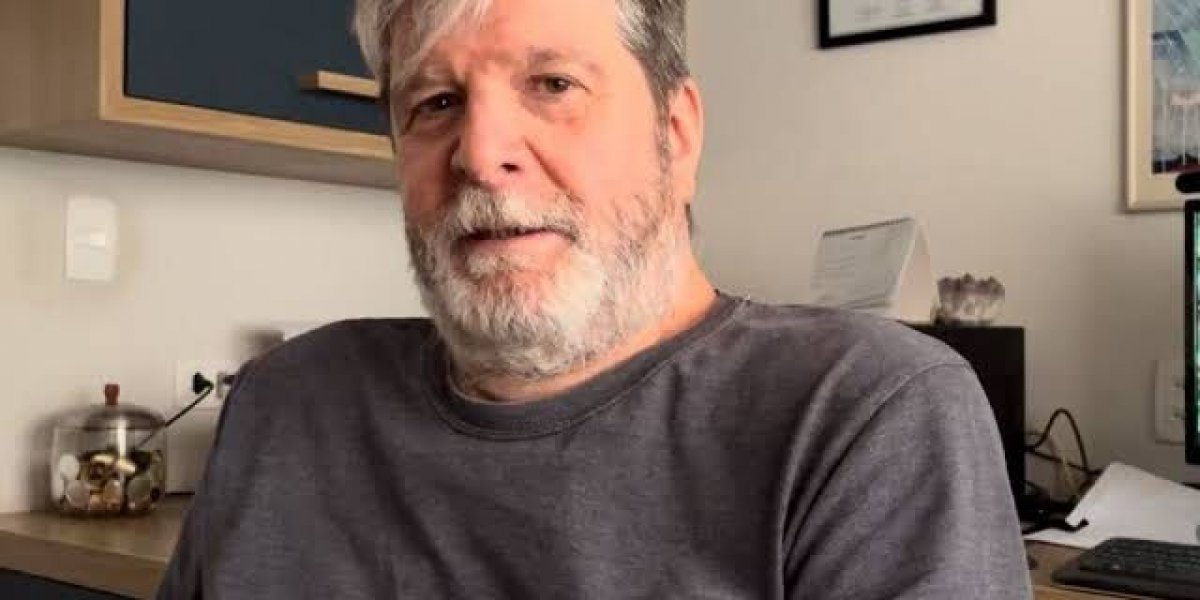 Escritor de "Ainda Estou Aqui" é agredido por lata durante homenagem no Carnaval