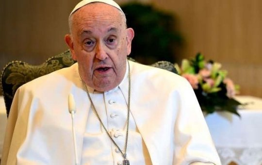 Papa Francisco segue em estado crítico, mas sem novas crises respiratórias