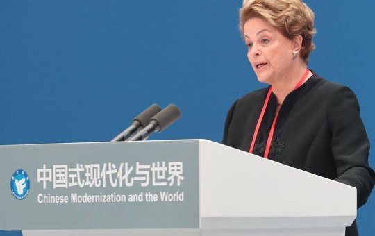 Ex-presidente Dilma é internada em hospital na China após mal-estar