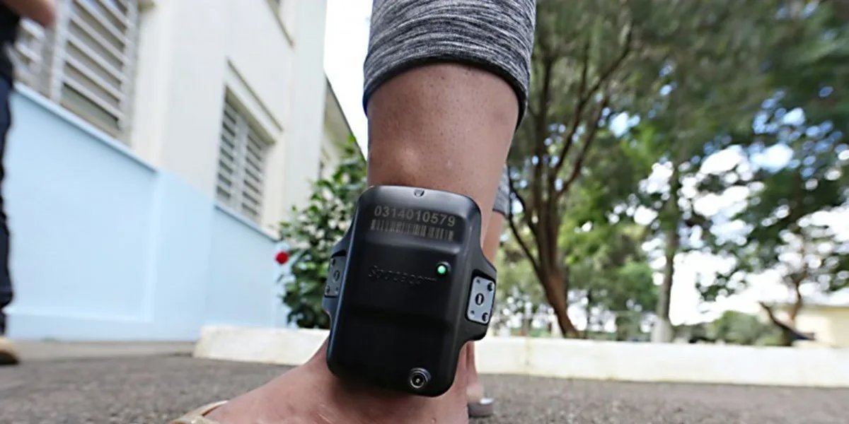 Foliões com tornozeleira eletrônica são identificados no pré-Carnaval