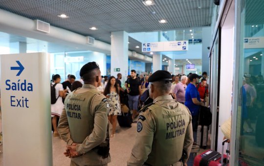 Polícia Militar recepciona turistas no Terminal Náutico de Salvador com efetivo bilíngue