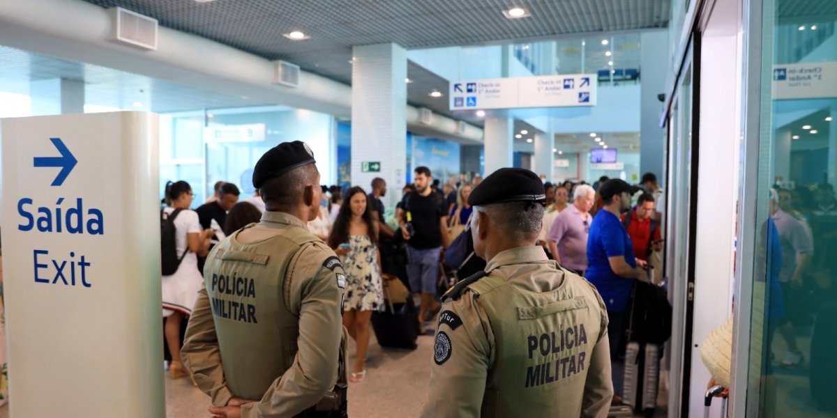 Polícia Militar recepciona turistas no Terminal Náutico de Salvador com efetivo bilíngue