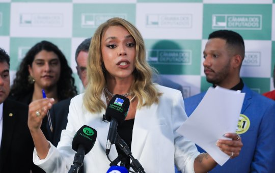 PEC pelo fim da escala 6x1 é protocolada com mais de 230 assinaturas