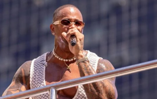 Léo Santana arrasta multidão no tradicional 'pipoco' realizado nesta terça-feira (25)