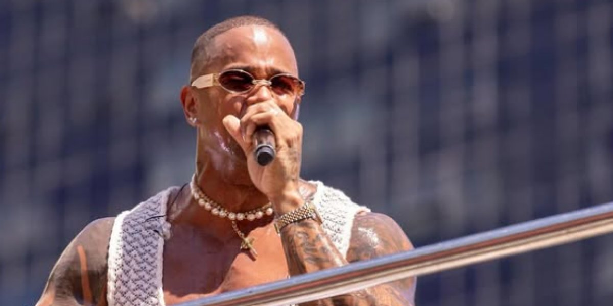 Léo Santana arrasta multidão no tradicional 'pipoco' realizado nesta terça-feira (25)