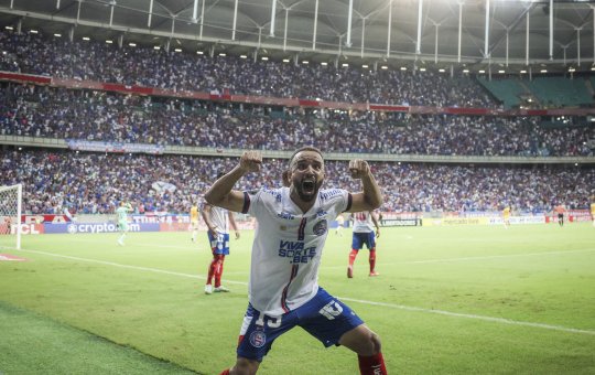 Caio Alexandre exalta torcida do Bahia durante partida contra o The Strongest: 'Incrível'