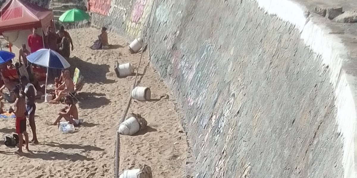 Contenção do Porto da Barra desaba após homem cair da calçada