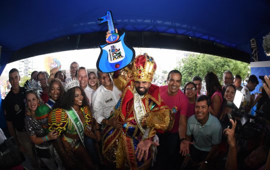 Jerônimo Rodrigues e Bruno Reis entregam chave de Salvador ao Rei Momo na abertura do Carnaval