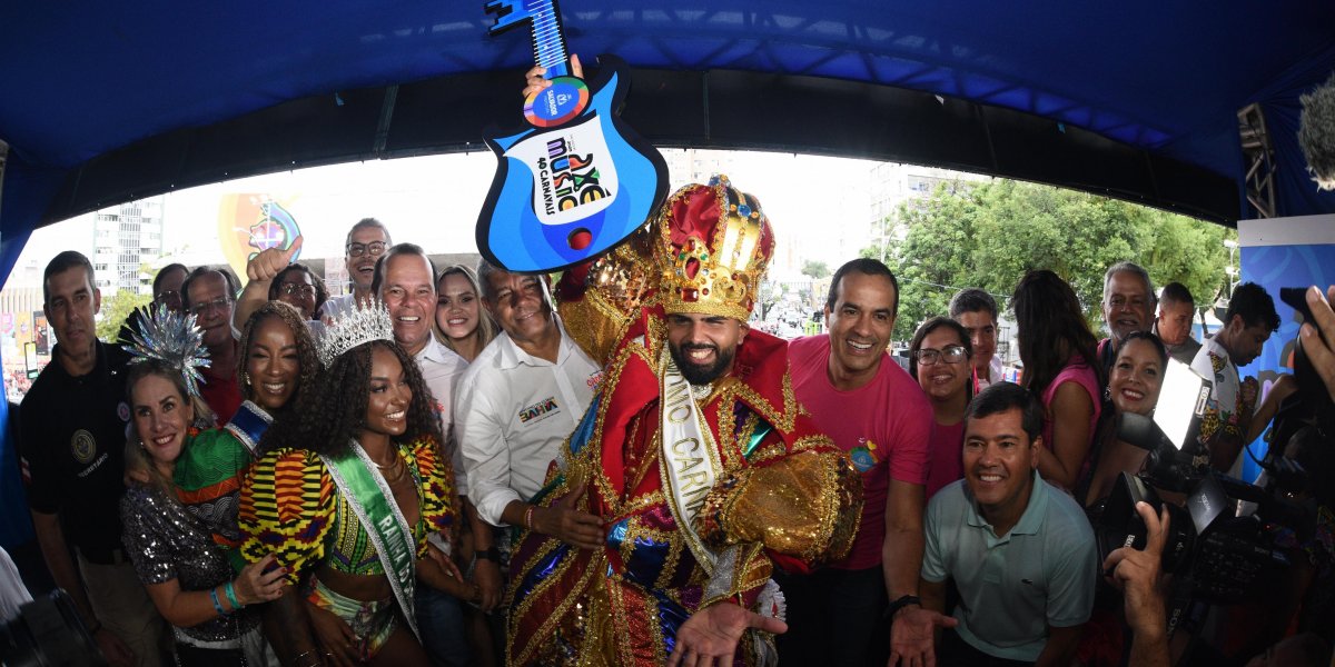 Jerônimo Rodrigues e Bruno Reis entregam chave de Salvador ao Rei Momo na abertura do Carnaval
