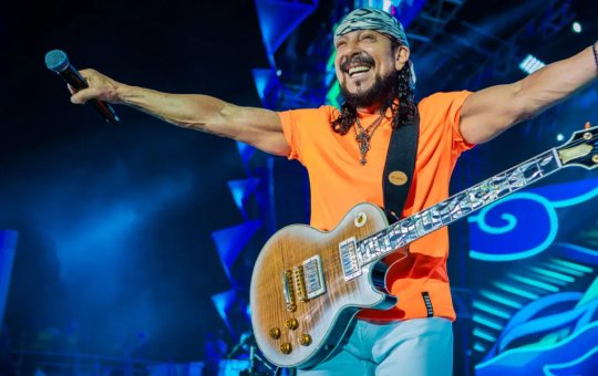 Trio de Bell Marques fica preso em coqueiro e atrasa desfile no Carnaval de Salvador
