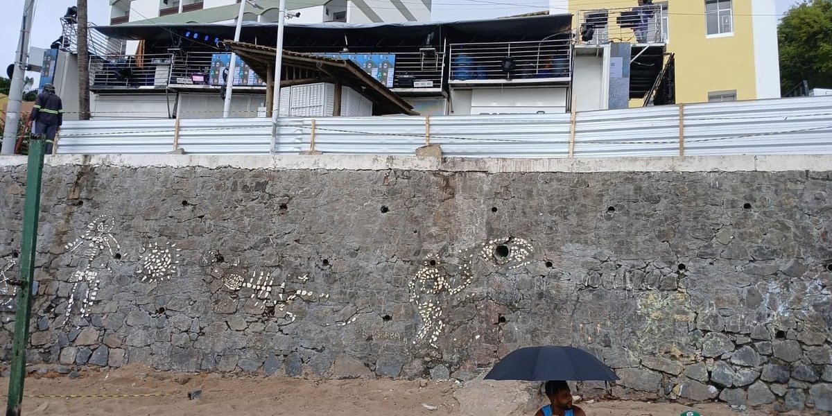 Prefeitura interdita área após queda de contenção no Porto da Barra