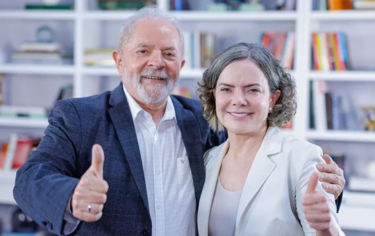 Lula convida Gleisi Hoffmann para o Ministério das Relações Institucionais